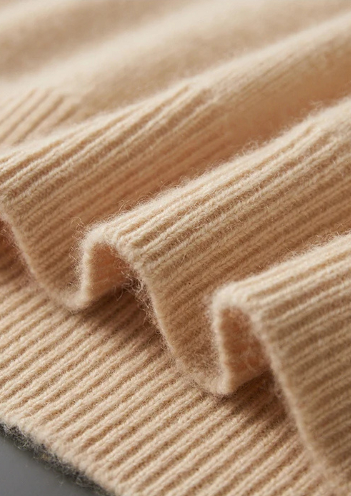 FELPA CON CAPPUCCIO PER IL TEMPO LIBERO 100% CASHMERE