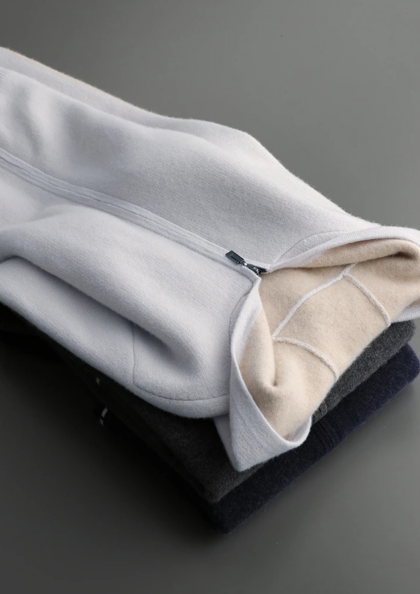 FELPA CON CAPPUCCIO E ZIP BICOLORE 100% CASHMERE