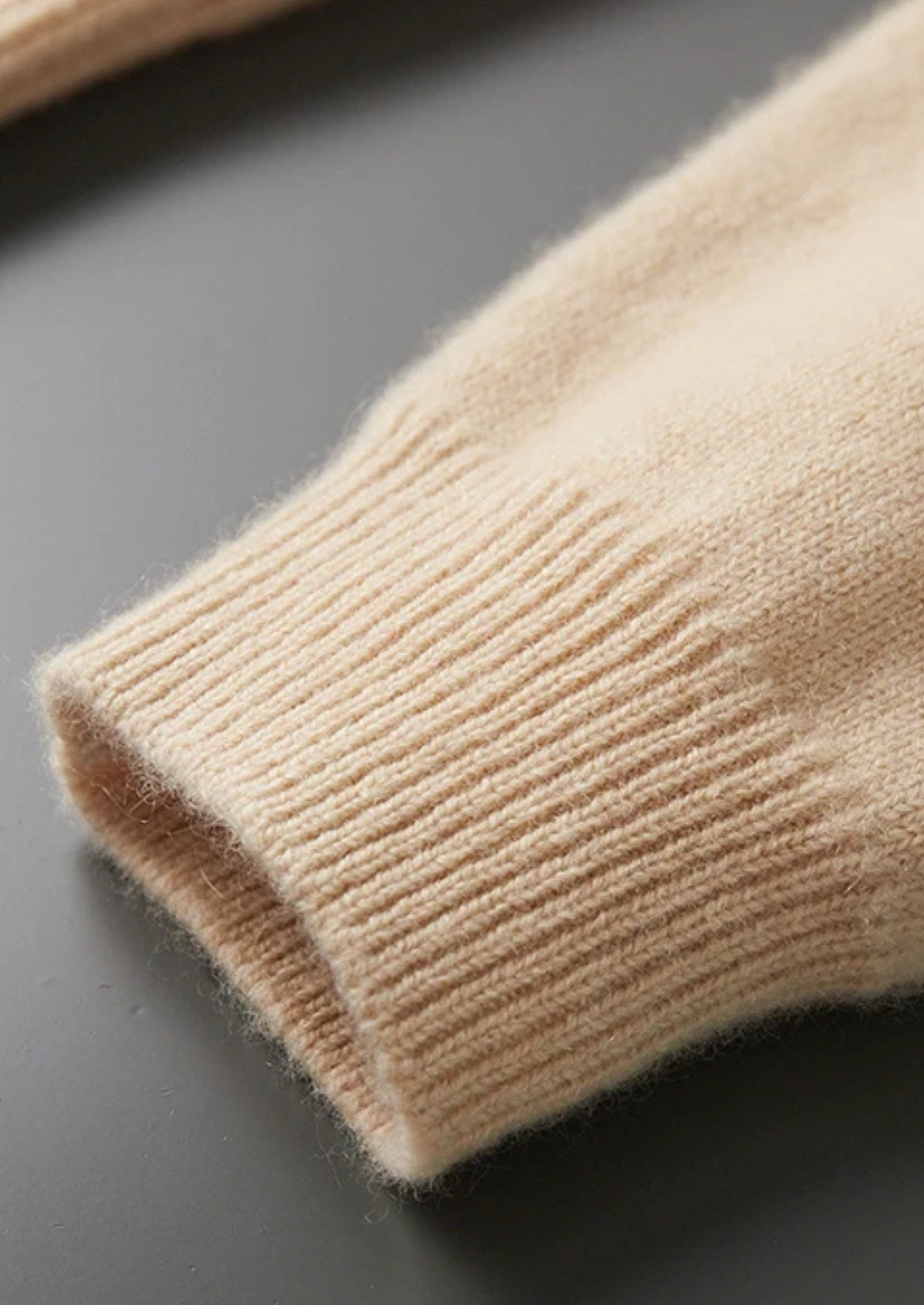 FELPA CON CAPPUCCIO PER IL TEMPO LIBERO 100% CASHMERE