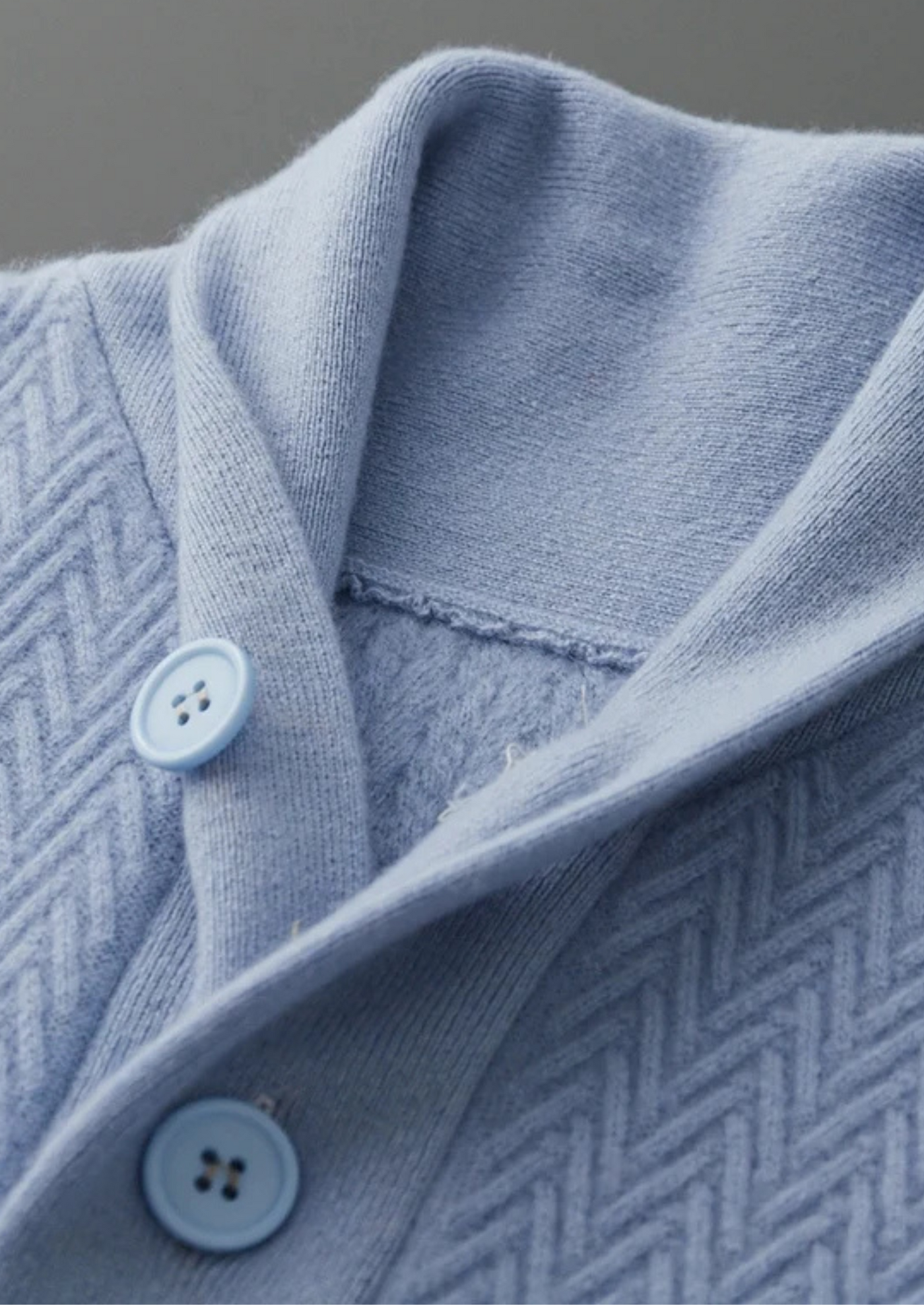 MAGLIONE CON BOTTONI A ZIGZAG IN 100% CASHMERE