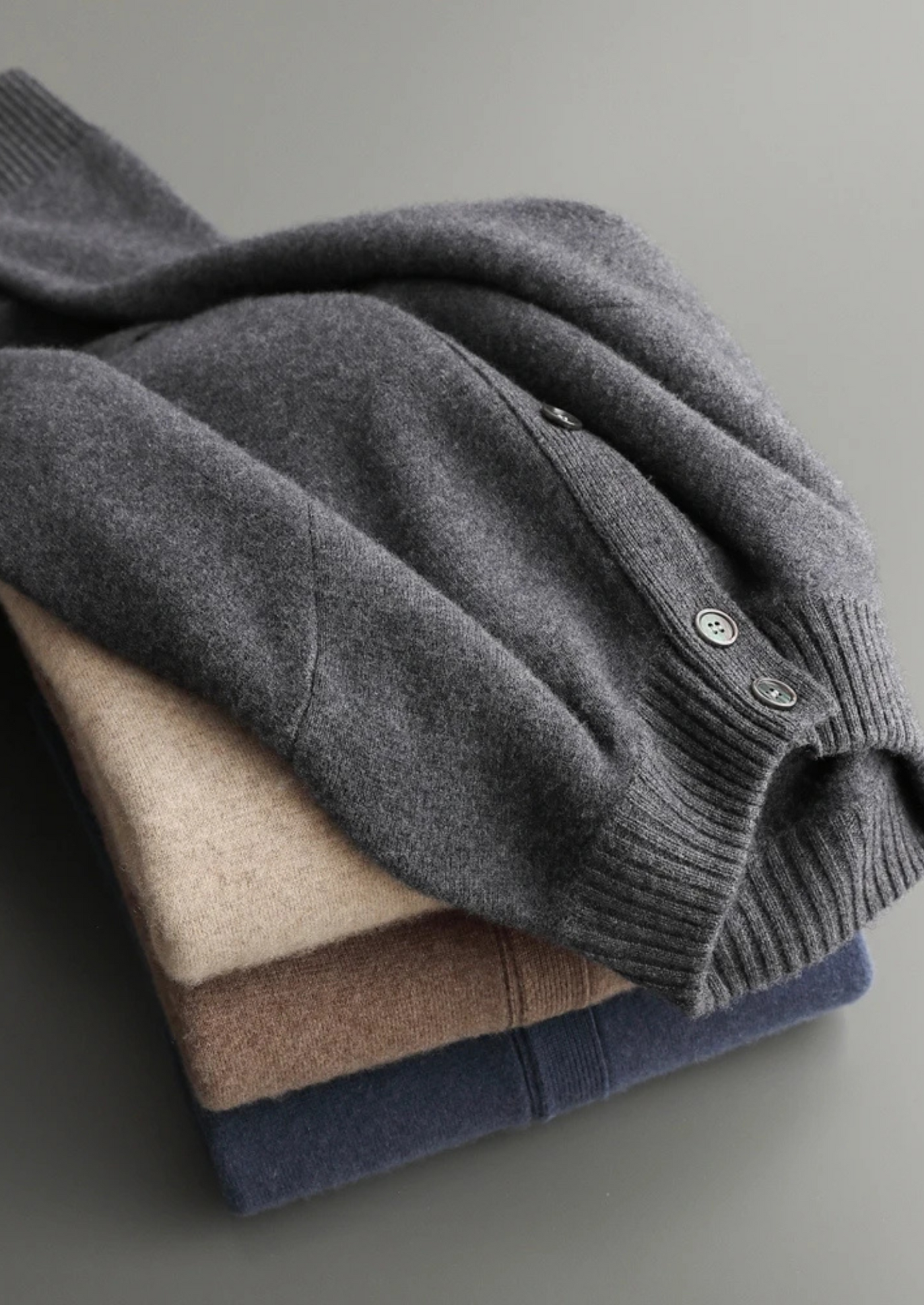 CARDIGAN CON BOTTONI IN 100% CASHMERE