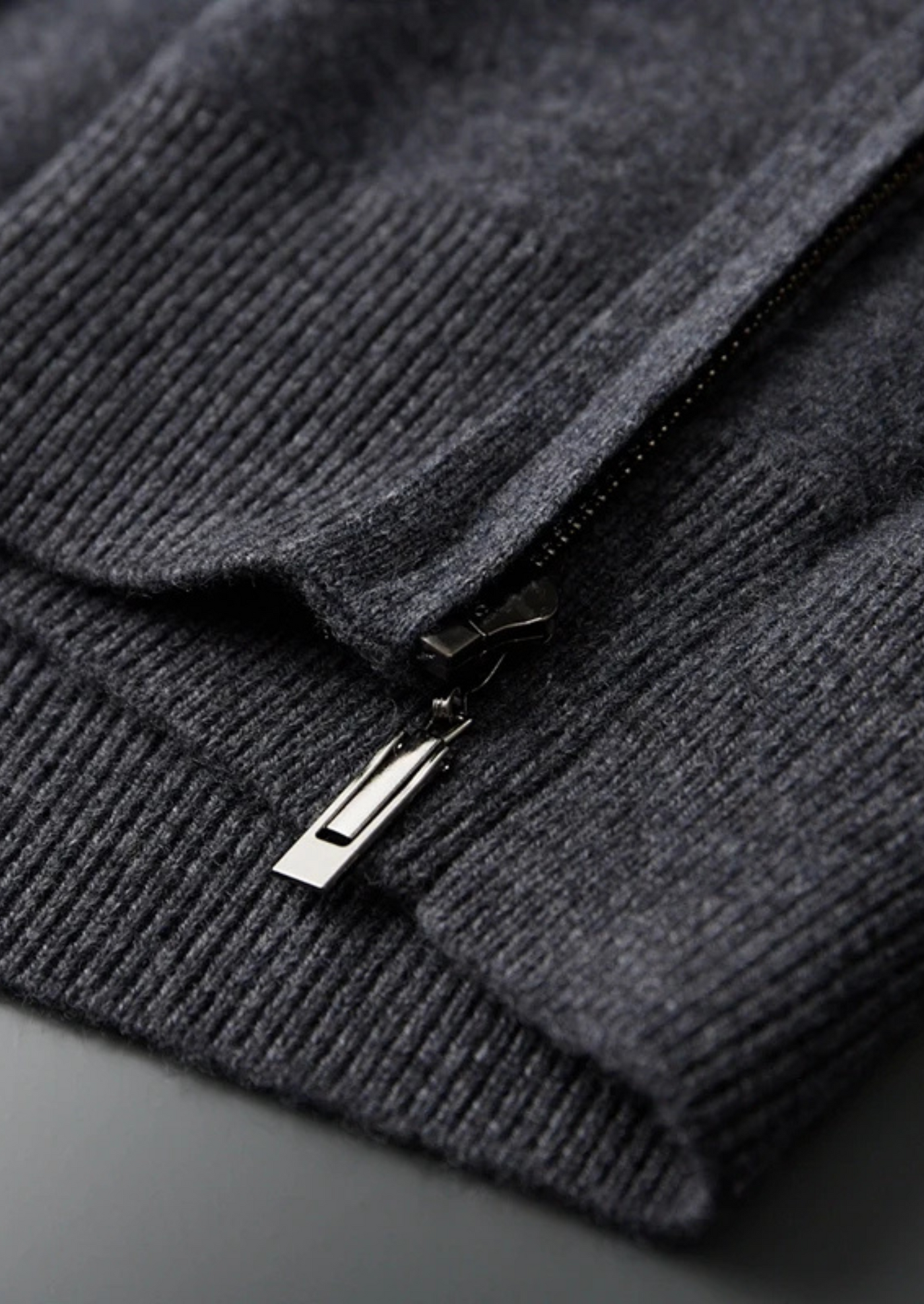 FELPA CON CAPPUCCIO E ZIP IN 100% CASHMERE